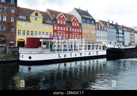 Les beaux bâtiments colorés 17e et 18e le long du canal Nyhavn à Copenhague, Danemark. Banque D'Images