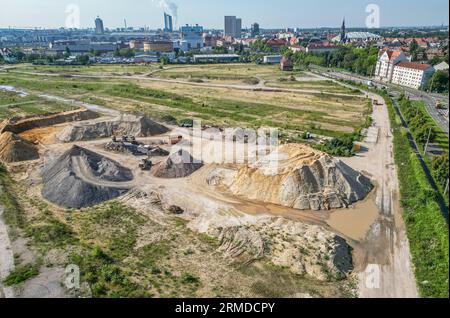 PRODUCTION - 23 août 2023, Saxe, Leipzig : vue sur le site d'environ 25 hectares de l'ancienne Eutritzscher Freiladebahnhof à proximité immédiate du centre-ville de Leipzig. Un nouveau quartier avec environ 2 400 unités résidentielles prévues, plus de 100 000 mètres carrés d'espace commercial et un parc public attrayant est prévu pour la friche. En outre, une école et un campus sportif avec une école communautaire, deux garderies avec un total de 330 places et des installations culturelles et sociales doivent être construits. De plus, en tant que «ville éponge», la zone retiendra toute l'eau de pluie dans le quartier comme Banque D'Images