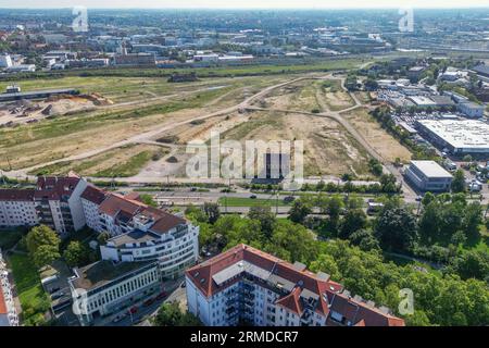 PRODUCTION - 23 août 2023, Saxe, Leipzig : vue sur le site d'environ 25 hectares de l'ancienne Eutritzscher Freiladebahnhof à proximité immédiate du centre-ville de Leipzig. Un nouveau quartier avec environ 2 400 unités résidentielles prévues, plus de 100 000 mètres carrés d'espace commercial et un parc public attrayant est prévu pour la friche. En outre, une école et un campus sportif avec une école communautaire, deux garderies avec un total de 330 places et des installations culturelles et sociales doivent être construits. De plus, en tant que «ville éponge», la zone retiendra toute l'eau de pluie dans le quartier comme Banque D'Images