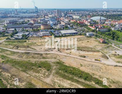 PRODUCTION - 23 août 2023, Saxe, Leipzig : vue sur le site d'environ 25 hectares de l'ancienne Eutritzscher Freiladebahnhof à proximité immédiate du centre-ville de Leipzig. Un nouveau quartier avec environ 2 400 unités résidentielles prévues, plus de 100 000 mètres carrés d'espace commercial et un parc public attrayant est prévu pour la friche. En outre, une école et un campus sportif avec une école communautaire, deux garderies avec un total de 330 places et des installations culturelles et sociales doivent être construits. De plus, en tant que «ville éponge», la zone retiendra toute l'eau de pluie dans le quartier comme Banque D'Images