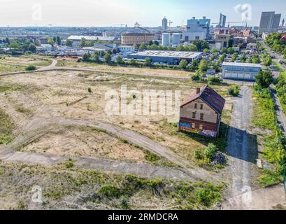 PRODUCTION - 23 août 2023, Saxe, Leipzig : vue sur le site d'environ 25 hectares de l'ancienne Eutritzscher Freiladebahnhof à proximité immédiate du centre-ville de Leipzig. Un nouveau quartier avec environ 2 400 unités résidentielles prévues, plus de 100 000 mètres carrés d'espace commercial et un parc public attrayant est prévu pour la friche. En outre, une école et un campus sportif avec une école communautaire, deux garderies avec un total de 330 places et des installations culturelles et sociales doivent être construits. De plus, en tant que «ville éponge», la zone retiendra toute l'eau de pluie dans le quartier comme Banque D'Images