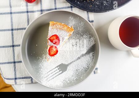 Morceau de tarte Karpatka sur l'assiette. Gâteau polonais traditionnel Karpatka sur fond de béton gris. Gâteau de crème fraîche « Carpathian Mountain » avec crème anglaise cr Banque D'Images