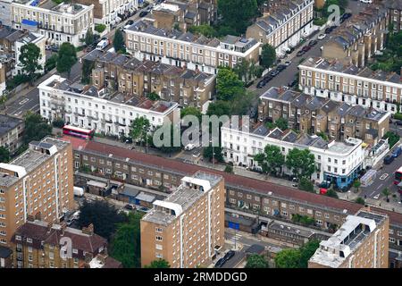 Photo du dossier datée du 09/07/21 d'une vue aérienne de logements en terrasses et de blocs d'appartements dans l'ouest de Londres. Au moins 30% des conseils dans certaines des régions les plus pauvres du pays envisagent de déclarer la faillite effective cette année ou l'année prochaine, il est apparu. Une enquête menée auprès de 47 autorités locales dans le Nord, les Midlands et sur la côte Sud a révélé que les finances étaient lourdement sollicitées, ce qui signifie que cinq sont actuellement en train de décider de publier un avis en vertu de l'article 114 pour signaler leur incapacité à équilibrer leur budget annuel en 2023-24. Neuf autres conseils qui sont membres du Groupe d'intérêt spécial Banque D'Images