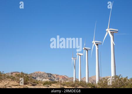 Rangée d'éoliennes dans le désert Banque D'Images