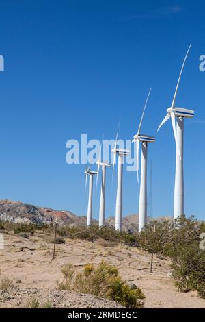 Une rangée d'éoliennes dans le désert Banque D'Images