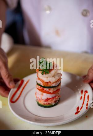 Le chef a préparé une tour de crevettes et de crabe servant son plat Banque D'Images