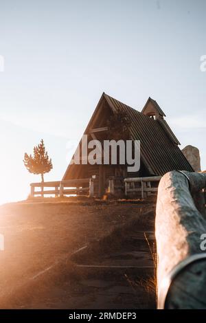 Petite église chapelle à Passo Giau Pass dans les Dolomites Tyrol du Sud Italie Banque D'Images