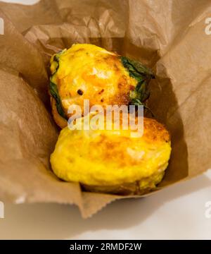 Fromage de chèvre, épinards et frittatta aux œufs d'un food truck Banque D'Images