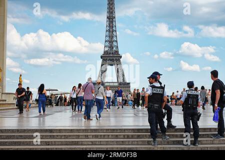 L'été, la place du Trocadéro et les plus belles vues de Paris sur la Tour Eiffel, les touristes traversent le grand espace ouvert sous la surveillance de la police, le ciel bleu et les nuages Banque D'Images