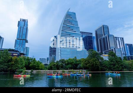 Kayakistes sur le lac Lady Bird dans le centre-ville d'Austin, Texas, États-Unis Banque D'Images