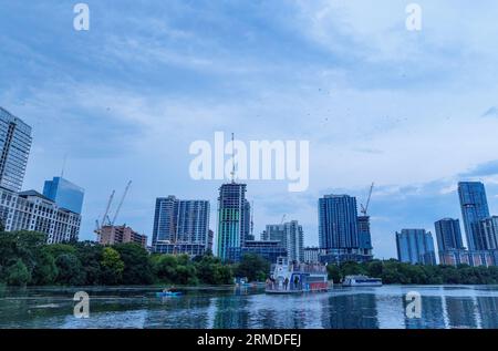 Bateaux d'excursion sur l'eau du lac Lady Bird à Austin, Texas, États-Unis Banque D'Images