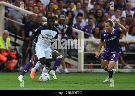 Florence, Italie. 27 août 2023 Lameck Banda (Lecce)Dodo Domilson Cordeiro dos Santos (Fiorentina)Dodo Domilson Cordeiro dos Santos (Fiorentina) lors du match italien 'Serie A' entre la Fiorentina 2-2 Lecce au stade Artemio franchi le 27 août 2023 à Florence, Italie. Crédit : Maurizio Borsari/AFLO/Alamy Live News Banque D'Images
