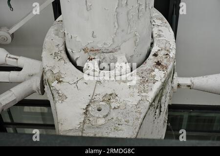 Le Centre Pompidou, détail d'une gerberette en acier moulé montée sur un poteau structurel avec des tiges, des fermes en acier et des joints de stands avec de la peinture blanche écailleuse Banque D'Images