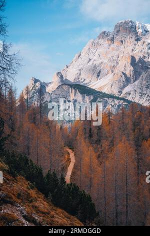 Photo aérienne d'automne Auronzo route à Tre cime, Cortina d Ampezzo Dolomites Italie Banque D'Images