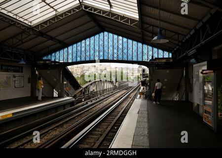 Vue de l'intérieur et du viaduc de la gare de Bir-Hakeim, station de métro surélevée sur le boulevard de Grenelle desservant la ligne 6 dans le 15e arrondissement Banque D'Images