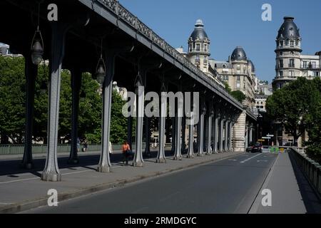 Balustrade ornée, lampes suspendues et colonnade de fer du pont-viaduc à deux niveaux Pont de Bir-Hakeim, regardant vers Passy, Paris ; France; Banque D'Images