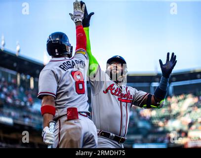 Août 27 2023 San Francisco CA, États-Unis Atlanta désigné comme frappeur Marcell Ozuna (20)marquent un home run sur deux, célèbre avec son coéquipier de terrain gauche Eddie Rosario (8)lors du match MLB entre les Braves d'Atlanta et les Giants de San Francisco. San Francisco a battu Atlanta 8-5 à Oracle Park San Francisco Calif. Thurman James/CSM (image de crédit : © Thurman James/Cal Sport Media) Banque D'Images