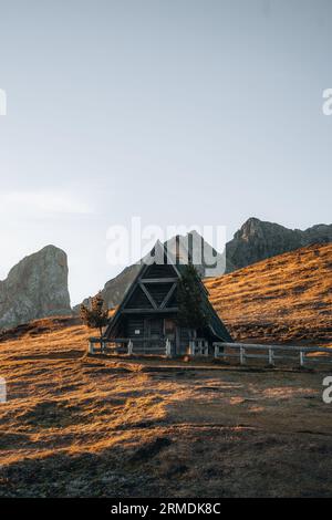 Petite église chapelle à Passo Giau Pass dans les Dolomites Tyrol du Sud Italie Banque D'Images