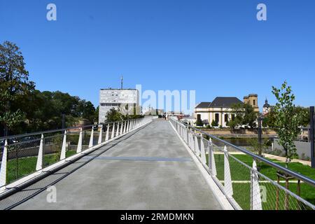 Pont moderne traversant la Moselle à Thionville Banque D'Images