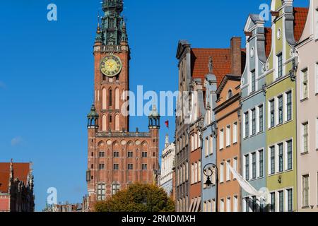 Vieille ville de Gdansk en Pologne, hôtel de ville principal et maisons historiques sur le long Market. Banque D'Images