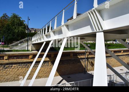 Pont moderne traversant la Moselle à Thionville Banque D'Images