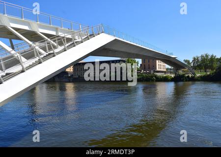 Pont moderne traversant la Moselle à Thionville Banque D'Images