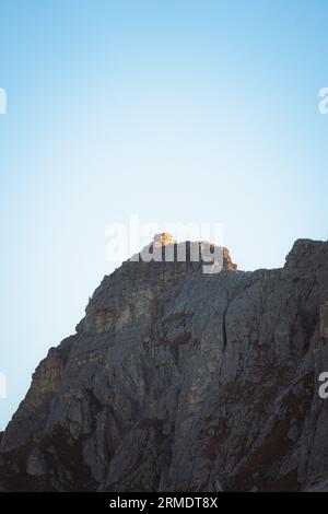 Photo aérienne de refuge de montagne rifugio Nuvolau Passo Giau dans les Dolomites, Italie Banque D'Images