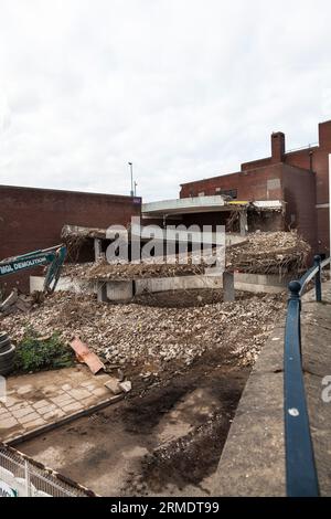 Stockton, Royaume-Uni. 28 août 2023. Une rampe de voiture en spirale bien connue connue sous le nom de « Curly Wurly » est en train d’être renversée dans la dernière étape de la démolition de l’ancien centre commercial Castlegate. David Dixon / Alamy Banque D'Images