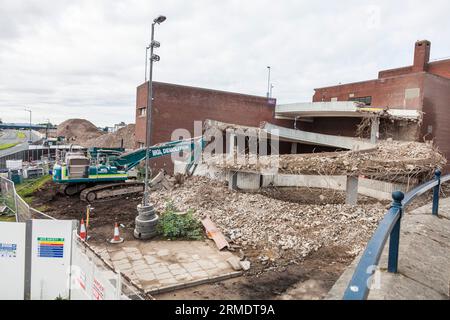 Stockton, Royaume-Uni. 28 août 2023. Une rampe de voiture en spirale bien connue connue sous le nom de « Curly Wurly » est en train d’être renversée dans la dernière étape de la démolition de l’ancien centre commercial Castlegate. David Dixon / Alamy Banque D'Images