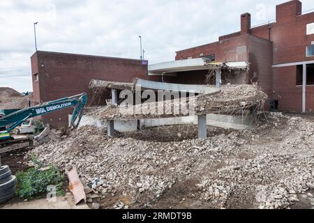 Stockton, Royaume-Uni. 28 août 2023. Une rampe de voiture en spirale bien connue connue sous le nom de « Curly Wurly » est en train d’être renversée dans la dernière étape de la démolition de l’ancien centre commercial Castlegate. David Dixon / Alamy Banque D'Images