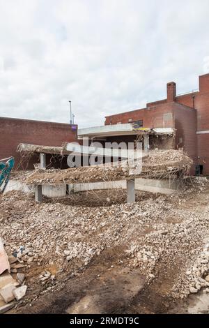 Stockton, Royaume-Uni. 28 août 2023. Une rampe de voiture en spirale bien connue connue sous le nom de « Curly Wurly » est en train d’être renversée dans la dernière étape de la démolition de l’ancien centre commercial Castlegate. David Dixon / Alamy Banque D'Images