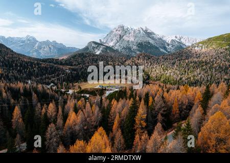 Photo aérienne d'automne Auronzo route à Tre cime, Cortina d Ampezzo Dolomites Italie Banque D'Images