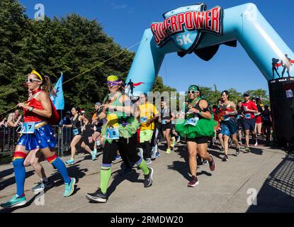Toronto, Canada. 27 août 2023. Les participants habillés concourent au 5k Superpower 2023 à Toronto, Canada, le 27 août 2023. Des centaines d’autres passionnés de superpuissance ont participé à l’événement dimanche pour recueillir des fonds pour l’hôpital de réadaptation pour enfants Holland Bloorview. Crédit : Zou Zheng/Xinhua/Alamy Live News Banque D'Images