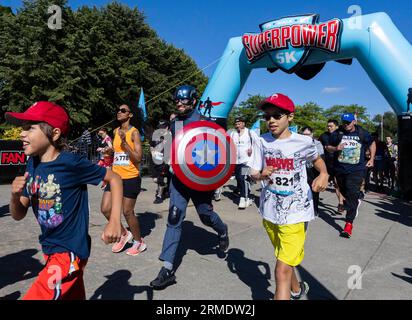 Toronto, Canada. 27 août 2023. Les participants habillés concourent au 5k Superpower 2023 à Toronto, Canada, le 27 août 2023. Des centaines d’autres passionnés de superpuissance ont participé à l’événement dimanche pour recueillir des fonds pour l’hôpital de réadaptation pour enfants Holland Bloorview. Crédit : Zou Zheng/Xinhua/Alamy Live News Banque D'Images