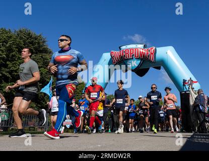 Toronto, Canada. 27 août 2023. Les participants habillés concourent au 5k Superpower 2023 à Toronto, Canada, le 27 août 2023. Des centaines d’autres passionnés de superpuissance ont participé à l’événement dimanche pour recueillir des fonds pour l’hôpital de réadaptation pour enfants Holland Bloorview. Crédit : Zou Zheng/Xinhua/Alamy Live News Banque D'Images