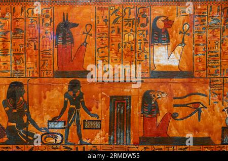 Paris, France - 08 22 2023 : Ramsès II le Grand, Or des Pharaons. Cercueil extérieur de Sennedjem, avec couvercle, sur un traîneau en bois Banque D'Images