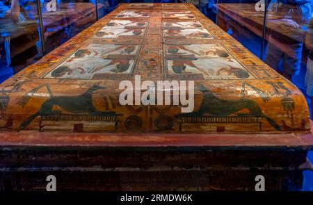 Paris, France - 08 22 2023 : Ramsès II le Grand, Or des Pharaons. Cercueil extérieur de Sennedjem, avec couvercle, sur un traîneau en bois Banque D'Images