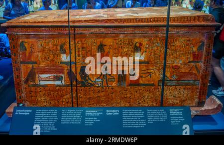 Paris, France - 08 22 2023 : Ramsès II le Grand, Or des Pharaons. Cercueil extérieur de Sennedjem, avec couvercle, sur un traîneau en bois Banque D'Images