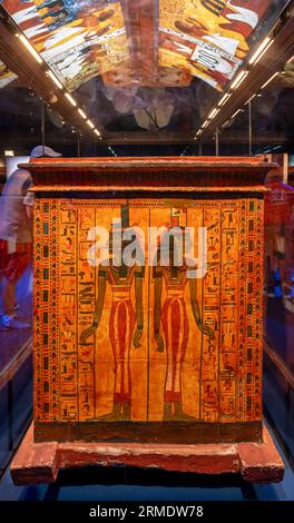 Paris, France - 08 22 2023 : Ramsès II le Grand, Or des Pharaons. Cercueil extérieur de Sennedjem, avec couvercle, sur un traîneau en bois Banque D'Images