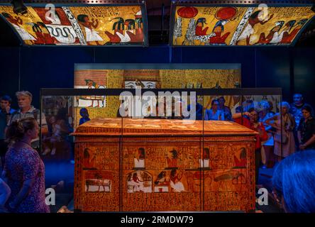 Paris, France - 08 22 2023 : Ramsès II le Grand, Or des Pharaons. Cercueil extérieur de Sennedjem, avec couvercle, sur un traîneau en bois Banque D'Images