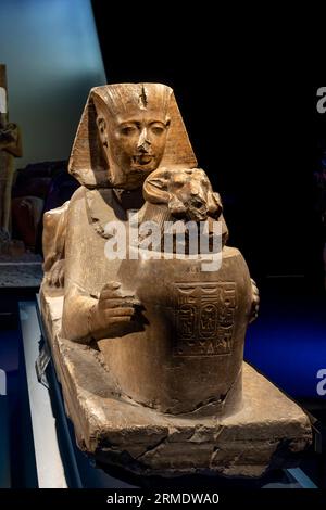 Paris, France - 08 22 2023 : Ramsès II le Grand, Or des Pharaons. Statue de Ramsès II en sphinx offrant un vaisseau à tête de RAM Banque D'Images