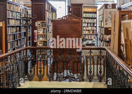 Tête d'escalier, étagères à livres, Linen Hall Library, Belfast, Irlande du Nord, ROYAUME-UNI Banque D'Images