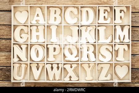 Un ensemble de lettres en bois dans une boîte en bois, vue de dessus. Banque D'Images
