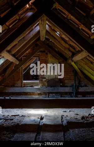 grenier loft typique des années 1950 construit maison rurale hongroise avec poutres en bois toit en tuiles Banque D'Images