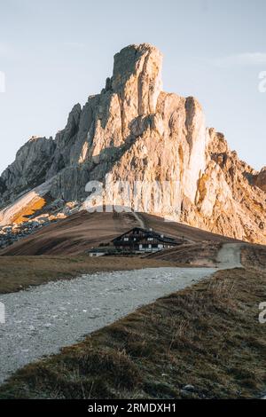 Photo au lever du soleil de la montagne Nuvolau Averau, Passo Giau dans les Dolomites, Italie Banque D'Images