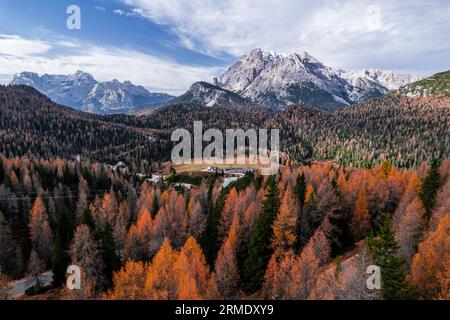 Photo aérienne d'automne Auronzo route à Tre cime, Cortina d Ampezzo Dolomites Italie Banque D'Images