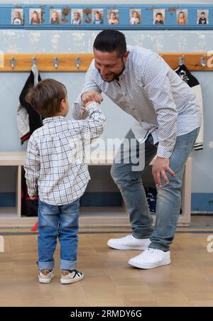 Bruxelles, Belgique. 28 août 2023. Illustration photo prise lors d'une visite à l'école 'Ecole communale n°5 d'Ixelles' le premier jour de la rentrée scolaire, lundi 28 août 2023 à Ixelles - Elsene, Bruxelles. Les élèves des établissements d’enseignement francophones reviennent aujourd’hui. BELGA PHOTO BENOIT DOPPAGNE crédit : Belga News Agency/Alamy Live News Banque D'Images