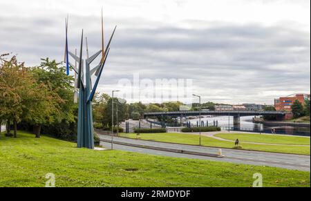 Vue sur Riverside Road à Stockton sur Tees, Angleterre, Royaume-Uni, avec le travail d'art Aeolian Motion en premier plan Banque D'Images