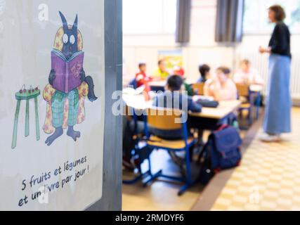 Bruxelles, Belgique. 28 août 2023. Illustration photo d'une enseignante dans sa salle de classe lors d'une visite à l'école 'Ecole communale n°5 d'Ixelles' le premier jour de la rentrée scolaire, lundi 28 août 2023 à Ixelles - Elsene, Bruxelles. Les élèves des établissements d’enseignement francophones reviennent aujourd’hui. BELGA PHOTO BENOIT DOPPAGNE crédit : Belga News Agency/Alamy Live News Banque D'Images