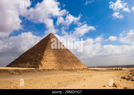 Groupe de touristes sur les chameaux montent jusqu'à la Pyramide de Khafre Banque D'Images